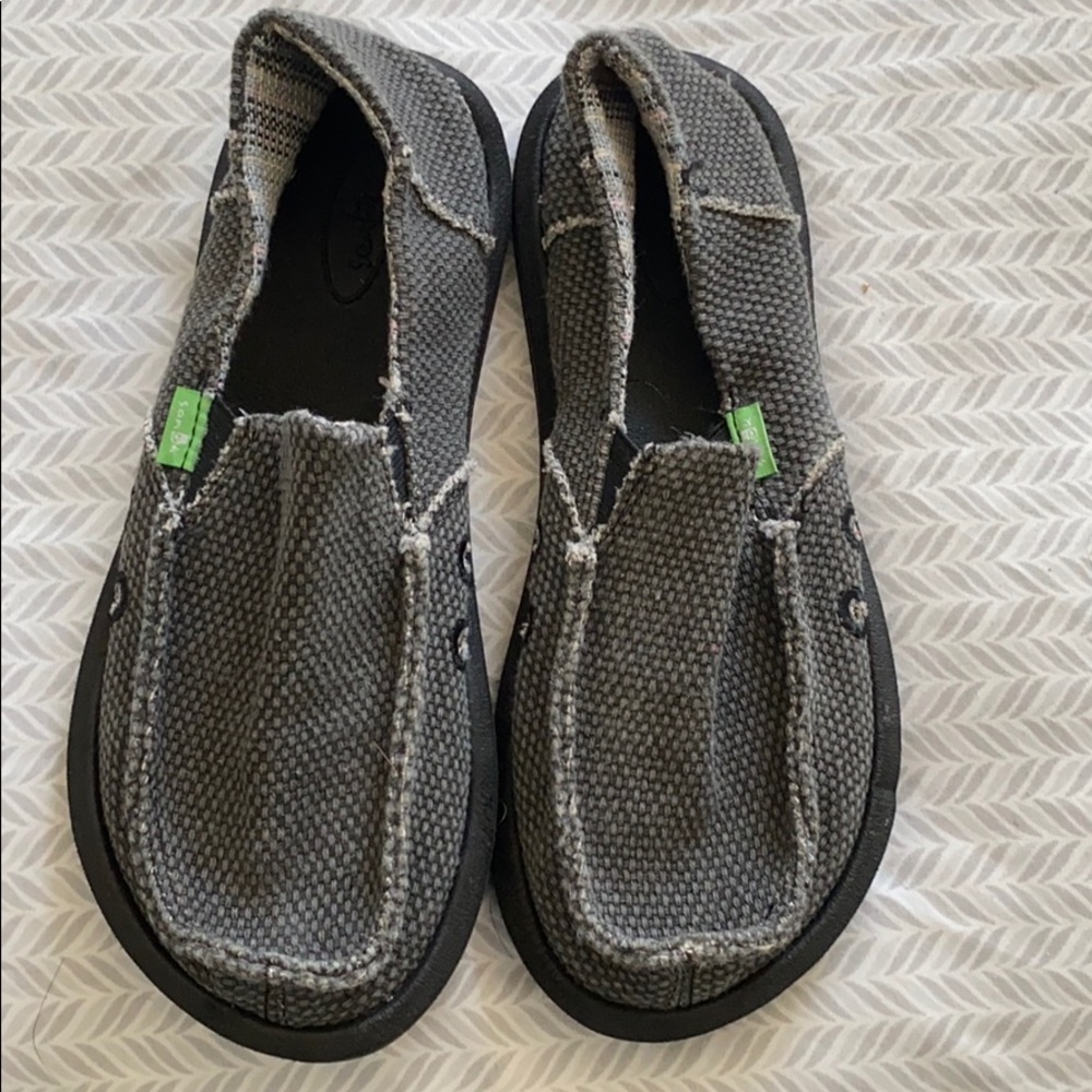 EUC boys Sanuk slip on shoe. Size 4.